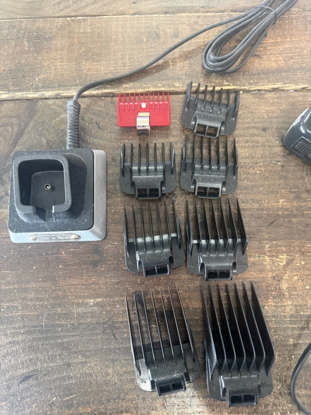 Hair Clipper Kit with Multiple Guide Combs - Silver clipper - Picture 3 of 3